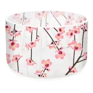 Puede incluir: Funda de mesa redonda blanca con un patrón de flores de cerezo rosas.