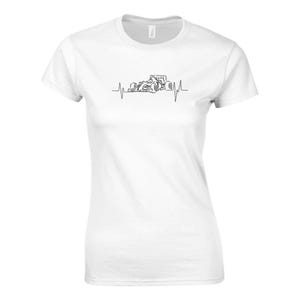 Könnte beinhalten: Weißes Damen-T-Shirt mit einer schwarzen Umrandung eines Rennwagens und einer Herzschlaggrafik.
