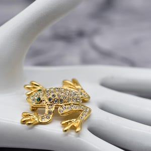 Vintage Gold Finish Crystal Embellished Frog Emerald Eyes Pin Brooch