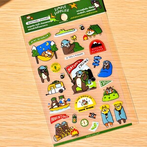 Divertida lámina de pegatinas de camping con diseño de oso de vinilo impermeable y extraíble para botellas de agua, vasos Yeti, fundas de teléfono o portátiles. Diseño original.