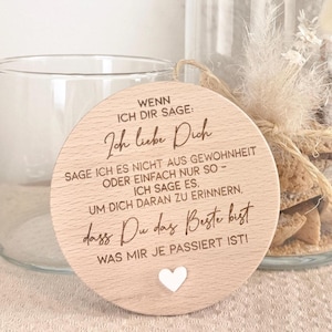Könnte beinhalten: Ein klares Glas mit Keksen und Trockenblumen, neben einer Holzscheibe mit dem Text "Ich liebe Dich" und einem kleinen Herz. Die Scheibe ist hellbraun und hat eine natürliche Holzmaserung.