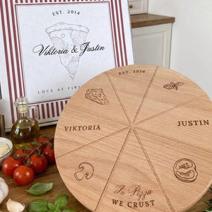 Personalisiertes Pizzabrett + Karton Hochzeit Geschenkset | Brautpaar Valentinstags Jahrestag Standesamt Holz Pizza | Paar Name Gravur Amore