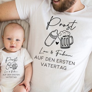 Erster Vatertag Baby Body und T-shirt Set Personalisiertes Geschenk Prost Papa Vater Sohn Tochter lustige Geschenkidee Strampler Bild 1