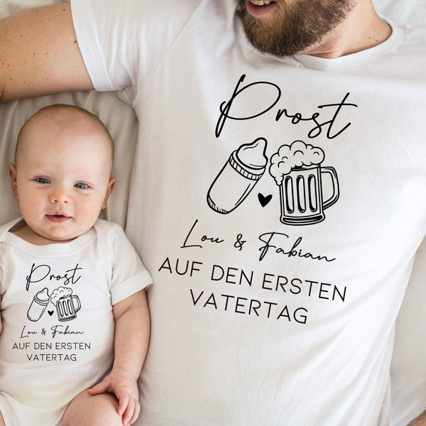Erster Vatertag Baby Body und T-shirt Set | Personalisiertes Geschenk Prost Papa | Vater Sohn Tochter | lustige Geschenkidee | Strampler