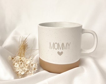 Tasse Mommy Daddy | Keramiktasse mit Gravur | Geschenk Baby Party | Kaffee Tee | Individuelle Geschenkidee | Beige | Wunschgravur Steingut