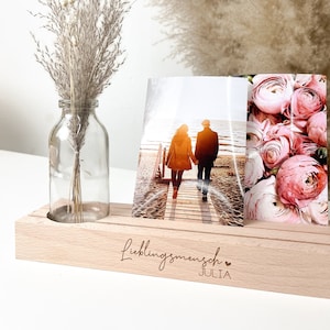 Kartenständer personalisiert | Fotos Geburtstag Weihnachten Idee mit Name | Individuelles Geschenkidee mit Gravur | Blumen Kerze Holz Fotos