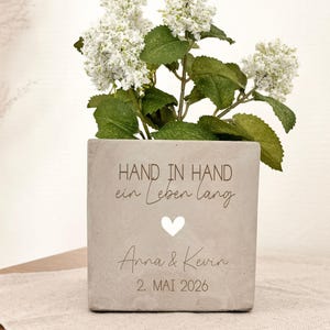 Personlig bröllopspresentidé: blomkruka | Graverat namn och datum, kruka med betongliknande utseende | Liten förlovningspresent | Gåva till borgerlig ceremoni | Hand i hand