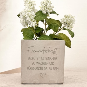 Könnte beinhalten: Rustikales Holzschild mit dem Text "Welcome to our home" in weißer Schrift. Das Schild hat eine Used-Optik und ein schlichtes, einladendes Design, ideal für die Eingangsbereichsdekoration.