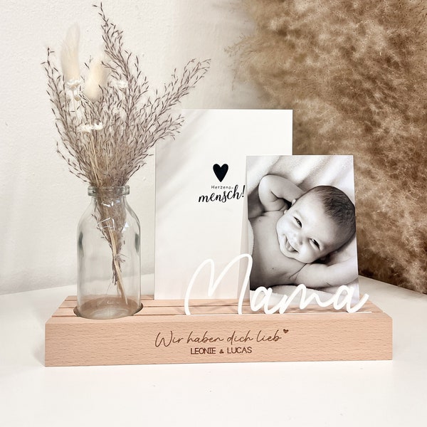 Großer personalisierter Fotoständer mit 3D Schrift Mama | Geschenkidee Muttertag Geburtstag | mit Gravur | Geldgeschenk | Familie Holzleiste