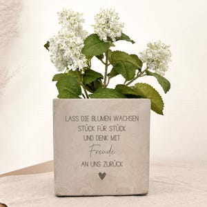 Op de afbeelding: Een witte keramische mok met een zwart handvat en de tekst "But First, Coffee" in een handschriftstijl. De mok staat op een wit oppervlak. De mok is ongeveer 10 cm hoog.