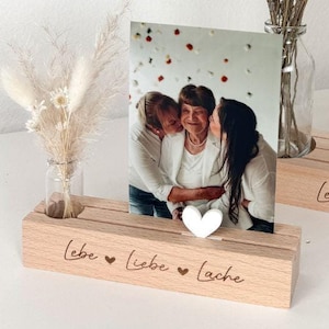 Kartenständer Geschenkidee Geburtstag Frau | mit Gravur Lebe Liebe Lache | Fotogeschenk | Weihnachten Freundin Mama | Blume Kerze Holzleiste