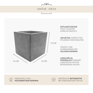 K&ouml;nnte beinhalten: Ein grauer quadratischer Keramik-Pflanztopf, 10 cm x 10 cm x 10 cm, mit nat&uuml;rlicher Betonoptik. Der Text auf dem Bild lautet "Gr&ouml;&szlig;e: Gro&szlig;". Der Pflanztopf eignet sich f&uuml;r Pflanzen oder Kr&auml;uter.