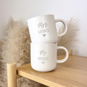 Personalisierte Tasse Mr & Mrs | Geschenk Hochzeit Geburtstag Standesamt Ehe | Geburtstag Weihnachten | Steingut Optik Keramik | Name WEIß