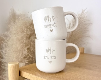 Gepersonaliseerde Mr & Mrs Mok | Huwelijkscadeau | Verjaardagscadeau | Cadeau voor een burgerlijk huwelijk | Kerstcadeau | Keramiek met steengoedlook | Naam WIT