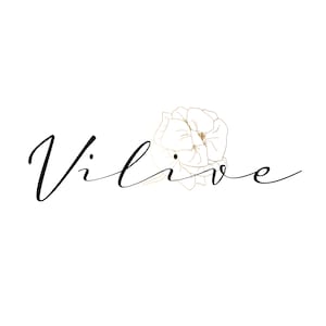 Peut inclure: Un design graphique présentant le mot Vilive écrit dans une police cursive noire. Derrière les lettres se trouve une illustration dorée délicate aux lignes fines représentant une fleur épanouie, chevauchant partiellement le texte.