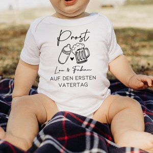 Erster Vatertag Baby Body und T-shirt Set Personalisiertes Geschenk Prost Papa Vater Sohn Tochter lustige Geschenkidee Strampler Bild 2