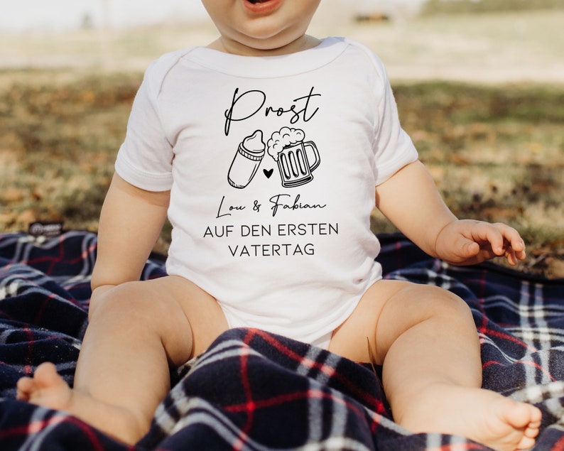 Erster Vatertag Baby Body und T-shirt Set Personalisiertes Geschenk Prost Papa Vater Sohn Tochter lustige Geschenkidee Strampler Bild 2