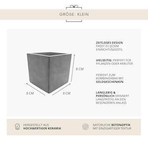 K&ouml;nnte beinhalten: Ein kleiner, quadratischer, grauer Keramik-Pflanztopf, 8 cm pro Seite. Der Pflanztopf hat ein minimalistisches Design und eignet sich f&uuml;r Pflanzen oder Kr&auml;uter. Der Text auf dem Bild lautet "Gr&ouml;&szlig;e: Klein".