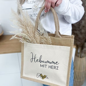 Geschenk Hebamme mit Herz Personalisiert mit Namen Jute Tasche Geschenktasche Dankeschön Geschenkidee Schwangerschaft Geburt Bild 3