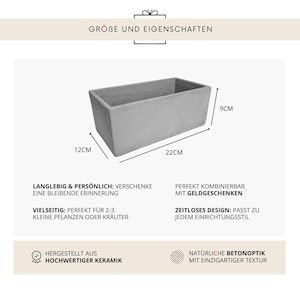 K&ouml;nnte beinhalten: Ein rechteckiger, hellgrauer Keramik-Pflanztopf mit den Ma&szlig;en 22 cm L&auml;nge, 12 cm Breite und 9 cm H&ouml;he. Das Bild enth&auml;lt deutschen Text, der die Eigenschaften des Pflanztopfs beschreibt, wie z.B. seine Vielseitigkeit.
