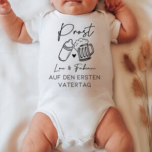 Erster Vatertag Baby Body und T-shirt Set Personalisiertes Geschenk Prost Papa Vater Sohn Tochter lustige Geschenkidee Strampler Bild 3