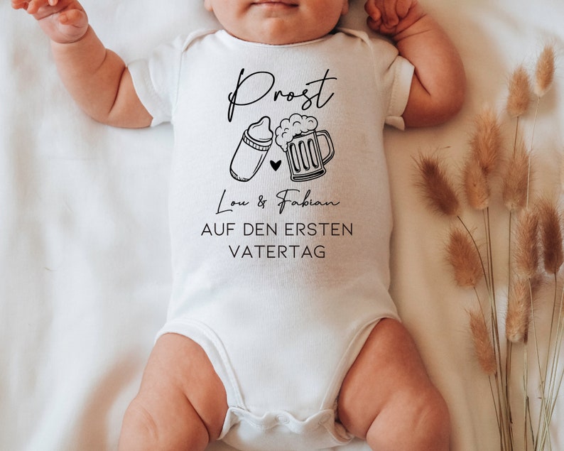 Erster Vatertag Baby Body und T-shirt Set Personalisiertes Geschenk Prost Papa Vater Sohn Tochter lustige Geschenkidee Strampler Bild 3