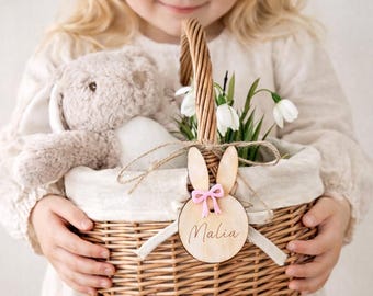 Gepersonaliseerde paasmand voor kinderen | Rietmand voor meisjes en jongens | Decoratie voor de paaseierenjacht | Natuurlijk katoen | Houten label met naam en lint