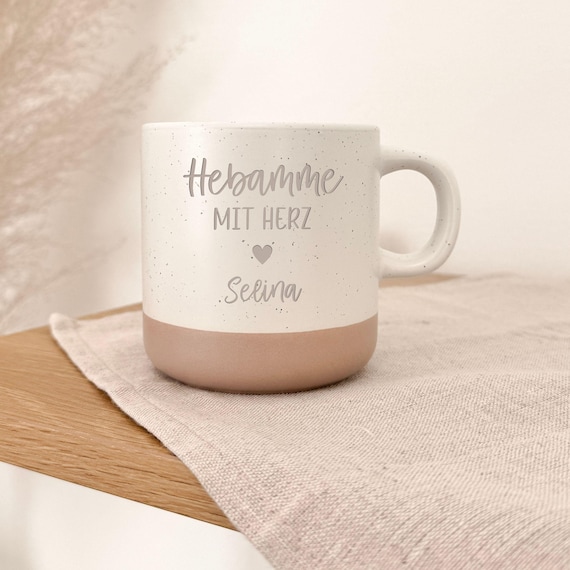 Personalisierte Tasse Hebamme mit Herz Geschenk | Geburt Kleines Dankeschön Baby | Abschiedsgeschenk | Steingut Optik | Kaffee Tee | Gravur