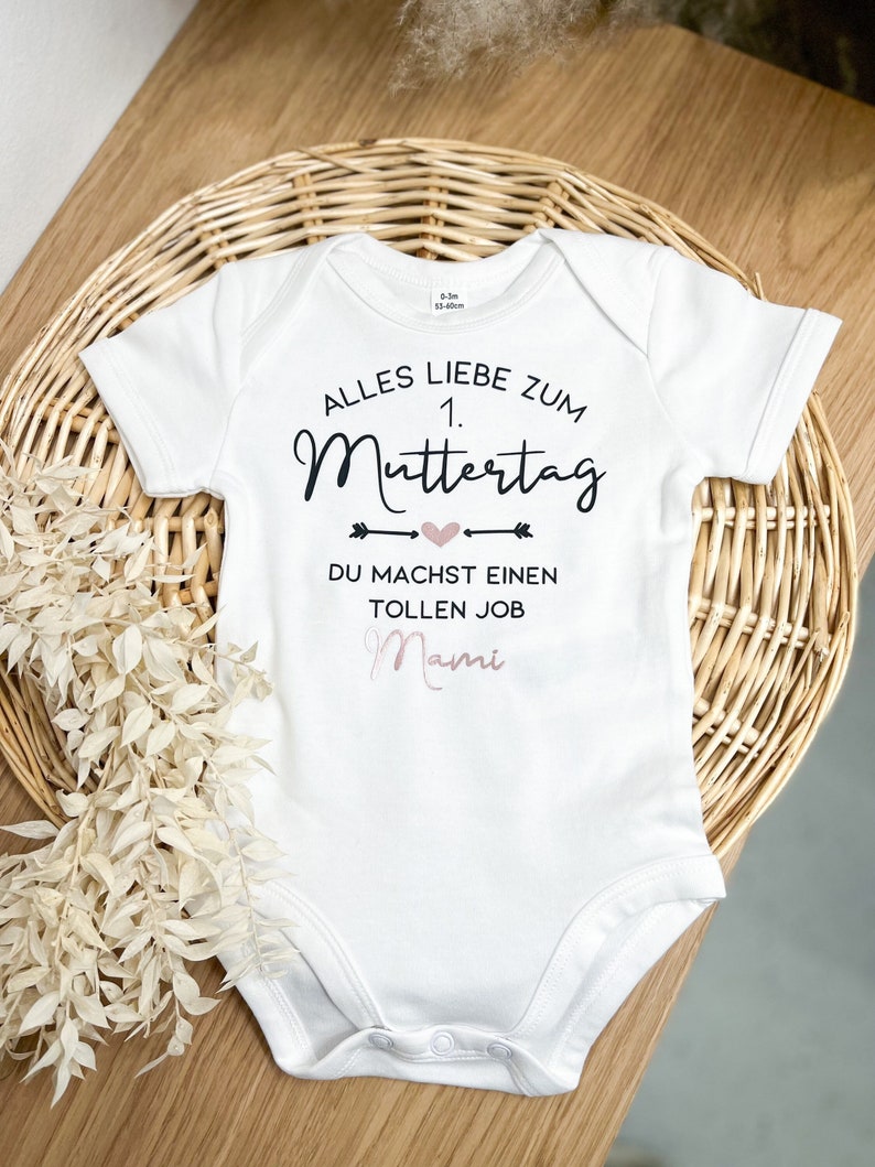 Baby Body 1. Muttertag Geschenk Mama und Baby Muttertagsgeschenk Mama Geschenkidee Bodysuit Erster Muttertag Baby Outfit Bild 1