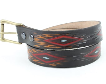 Cinturón de inspiración sudoeste, Cinturón de cuero de formas geométricas, Cuero con herramientas manuales, Corte a medida, Ropa occidental moderna, Hecho en los EE.UU.