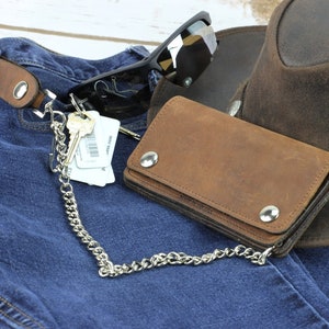 Cartera de cuero marrón con cadena, Cartera de motociclista plegable con cadena, Tercer aniversario, Cartera con seguridad, Cartera de cuero rústica