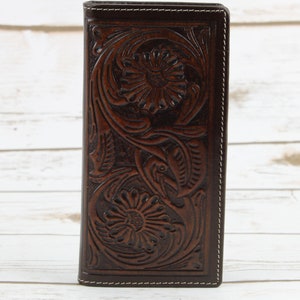 Cartera de rodeo estilo western con filigrana floral de cuero repujado, moderna cartera grande estilo western de dos pliegues, accesorio de cuero marrón con caja de regalo.
