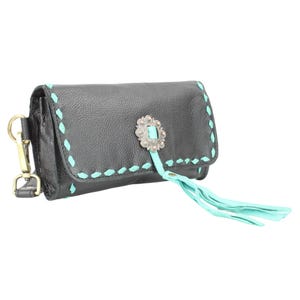 Cartera de mano con solapa estilo western para mujer, bolso de mano de piel negra y turquesa, bolso de mujer con borlas y concho, regalo de aniversario para viajes