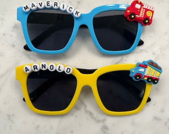 Óculos de sol personalizados com nome grátis (até 6 letras) para meninos, lembrancinhas de festa, personalizáveis, para aniversário de menino, dia na praia, caminhões/carros/construção.