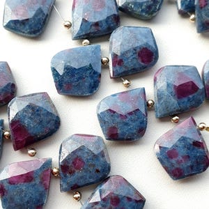 Naturlig Rubin Zoisit Ädelsten Rubin Zoisit Fancy Beads Facetterad Fancy Form Briolette Sidoborrad 15 x 18 mm 10 stycken Matchande Par