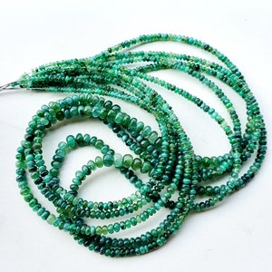 Puede incluir: Una hebra de cuentas de piedras preciosas de color verde esmeralda. Las cuentas son facetadas y tienen una forma ligeramente irregular. La hebra mide aproximadamente 45 cm de largo.