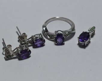 Sieradenset van 925 sterling zilver met amethist: ring, oorbellen en hanger.