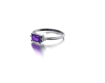 Anillo de amatista y topacio blanco hecho a mano en oro blanco de 10 quilates.