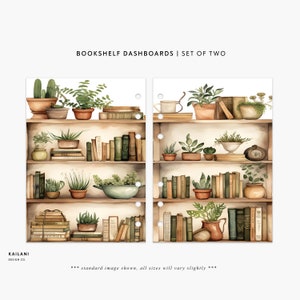 Könnte beinhalten: Zwei druckbare Bücherregal-Dashboard-Designs mit einer Aquarell-Illustration eines Bücherregals mit Büchern, Pflanzen und einer Teekanne. Der Text "BOOKSHELF DASHBOARDS | SET OF TWO" befindet sich oben im Bild. Der Text "KAILANI DESIGN CO." befindet sich unten links im Bild. Der Text "*** standard image shown, all sizes will vary slightly ***" befindet sich unten in der Mitte des Bildes.