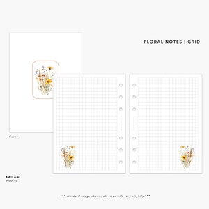 Pode incluir: Uma capa de caderno com tema floral com uma página quadriculada e uma ilustração floral. A capa apresenta um buquê de flores amarelas, laranja e brancas com caules verdes. O texto "FLORAL NOTES | GRID" está no topo da página.
