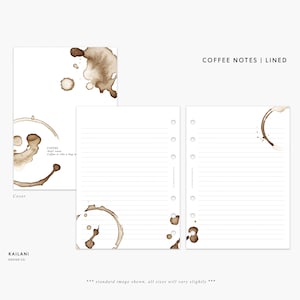 以下が含まれることがあります： コーヒーの染み模様がついた罫線入りの紙のセット。表紙には「COFFEE」と「Coffee is like a hug in a mug」の文字が書かれている。「COFFEE NOTES | LINED」というタイトルがページの上部に書かれている。
