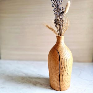 Handmade Oak Wood Vase with Glass Insert – Rustic Wooden Vase for Fresh and Dried Flowers – Minimalist Home Decor & Unique Gift
