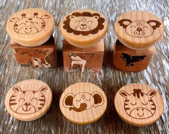 Boutons d'armoire en bois gravé Safari, boutons d'animaux de la jungle en bois massif pour chambre d'enfants, poignée de tiroir de chambre d'enfant bohème, tigre, lion, girafe, zèbre