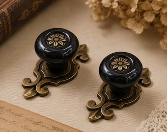 Tiradores de cerámica y latón con diseño floral para armarios, tiradores de cajón negros de estilo vintage, tiradores decorativos para muebles, pomo de cerámica con placa de soporte de latón.