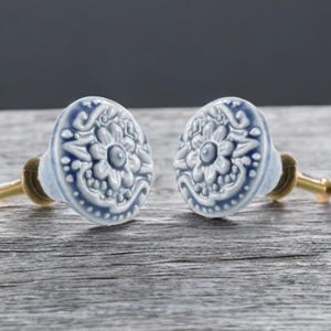 Geätzter französischer blauer Blumen Schubladenknopf grau blau und Steinkeramikknopf Aqua Schrankknopf Pariser Stil Floral Kleiderschrank Griffe Knöpfe