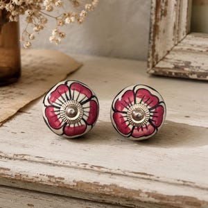 Puxadores de armário de cerâmica pintados à mão em rosa e branco, puxadores de gaveta florais em rosa e roxo, puxadores de armário vintage, ferragens de armário de cozinha rosa