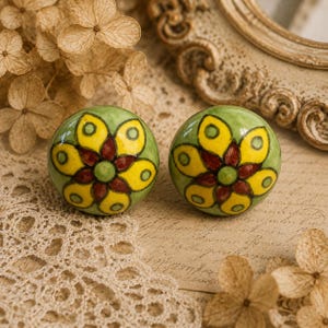 Boutons de tiroir floraux multicolores, vert et jaune, peints à la main en céramique, poignées de garde-robe, poignées de placard, boutons, lot de 2/4/6/8