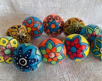 花柄のマルチカラー引き出しノブ、手描きのセラミックノブ、キャビネットワードローブハンドル、キャビネットハンドル、ノブとプル、2/4/6/8/10個セット