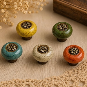 Boutons d'armoire floraux multicolores en céramique et laiton - poignées de tiroir de style vintage, poignées de meubles décoratives, boutons de placard, jeux de boutons
