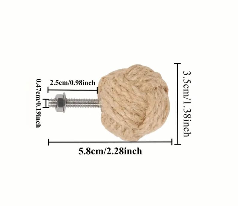 Pode incluir: Puxador decorativo para arm&aacute;rio com design de corda atada. O puxador tem 3,5 cm de di&acirc;metro e 5,8 cm de comprimento, com um parafuso e arruela de metal para instala&ccedil;&atilde;o. O n&oacute; da corda &eacute; bege.